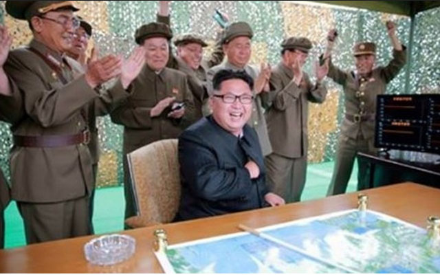 ▲ 탄도미사일 시험발사 성공에 환호하는 김정은. 이제는 핵무기와 탄도미사일 개발 완료를 선언했다. ⓒ北선전매체 화면캡쳐.
