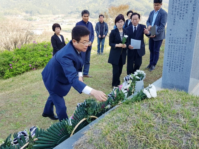 ▲ 자유한국당 경북도지사 후보인 이철우 의원이 21일 이의근 전 지사의 묘역을 참배하고 있다.ⓒ이 의원측