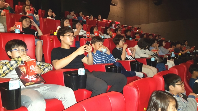 ▲ 지난 20일 지역아동센터 5개소, 140명 어린이가 영화 '덕구'를 관람하고 있다.ⓒ경북관광공사