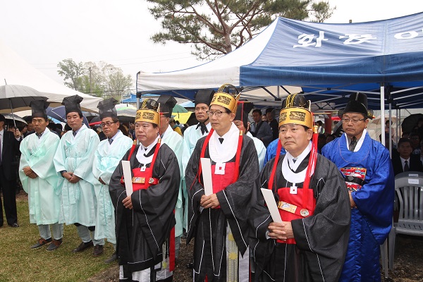 ▲ 송기섭 진천군수(오른쪽) 등이 참석한 가운데 22일 진천 숭렬사에서 보재 이상설 선생의 101주기 추모식을 가졌다.ⓒ진천군