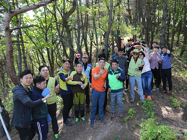 ▲ 포항제철소가 21일, 4월 나눔토 봉사활동을 펼쳤다. 사진은 EIC기술부 임직원들이 경주 온정마을을 방문해 장애우들과 함께 등산하는 모습.ⓒ포스코