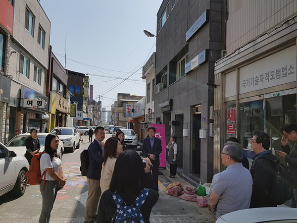▲ 사업 컨설턴트단은 지난 20일 중앙동 꿈틀로를 찾아 사업대상지를 둘러보고 꿈틀로 입주 작가 및 사업관계자들과의 사업관련 간담회를 가졌다.ⓒ포항시
