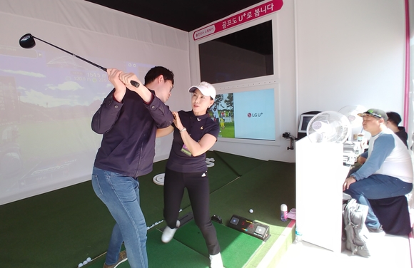 ▲ 'U+골프' 체험 부스를 찾은 갤러리들이 U+골프의 다양한 기능들을 체험하는 모습. ⓒLG유플러스