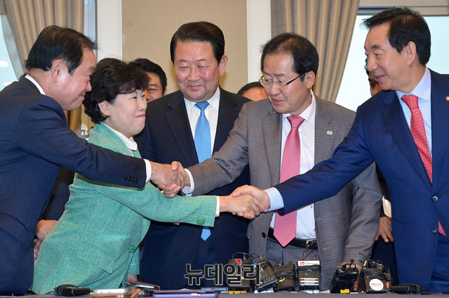 ▲ 민주평화당 장병완 원내대표·조배숙 대표, 바른미래당 박주선 대표, 자유한국당 홍준표 대표, 바른미래당 김동철 원내대표, 자유한국당 김성태 원내대표(사진 왼쪽부터)가 23일 오전 국회에서 긴급회동을 가졌다. 이들은 이날 대선 불법여론조작 사건에 대한 특검법의 공동발의와 국회 국정조사요구서의 공동제출에 합의했다. ⓒ뉴데일리 공준표 기자