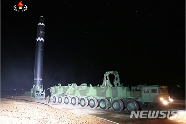 ▲ 북한이 2017년 11월 29일 '화성-15형' 대륙간 탄도미사일(ICBM)을 발사할 당시 모습. 김정은의 이번 발표에 핵무기와 탄도미사일 폐기는 들어 있지 않았다. ⓒ뉴시스. 무단전재 및 재배포 금지.