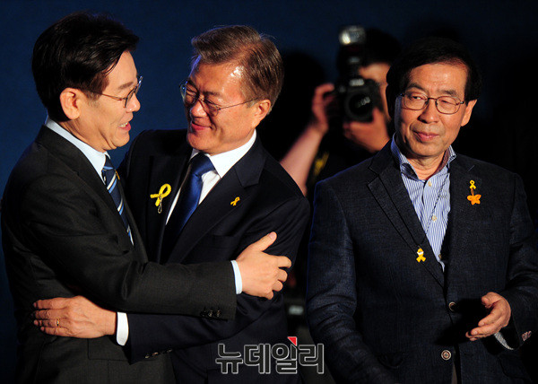 ▲ 지난 대선 당시 개표방송에서 이재명 성남시장과 포옹하고 있는 문재인 대통령과 그 옆의 박원순 서울시장. ⓒ뉴데일리 공준표 기자