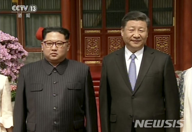 ▲ 지난 3월 중국 방문 당시 김정은과 시진핑 中국가주석. 이후 중국은 북한에 매우 우호적인 태도를 보이고 있다. ⓒ뉴시스. 무단전재 및 재배포 금지.