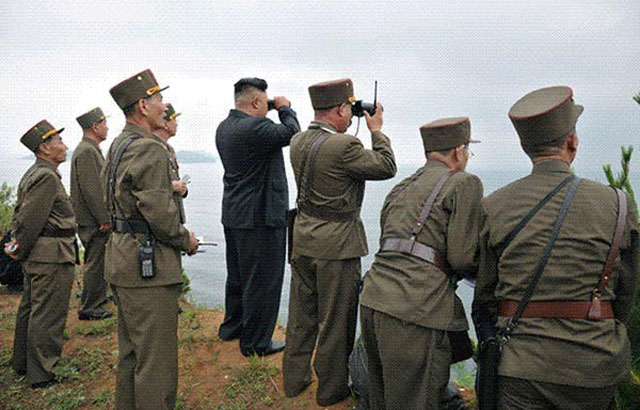 ▲ 북한군 훈련 모습을 바라보는 김정은과 그 일당. 김정은 입장에서는 주한미군 철수가 급할 것이 없다고 한다. ⓒ北선전매체 화면캡쳐.
