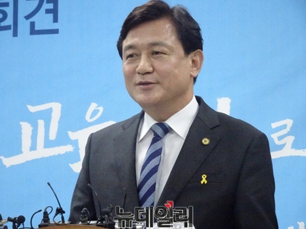 ▲ 김병우 충북교육감이 23일 충북교육청 브리핑룸에서 기자회견을 갖고  6·13지방선거 재선출마를 공식 선언하고 있다.ⓒ이민기 기자