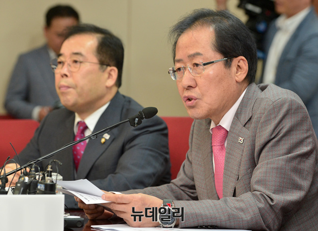 ▲ 홍준표 자유한국당 대표가 23일 여의도 당사에서 기자간담회를 열어 여론조사 기관인 한국갤럽과 포털 뉴스 서비스에 대한 문제점을 지적하고 있다 ⓒ뉴데일리 공준표 기자