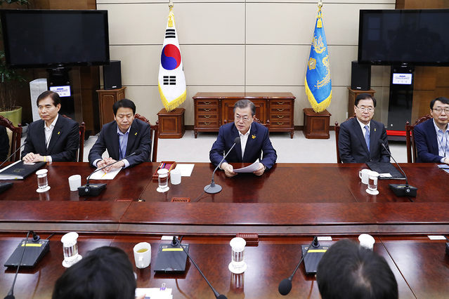 ▲ 문재인 대통령이 수석보좌관회의를 주재하는 모습. ⓒ청와대 제공