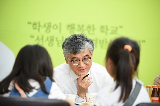 ▲ 홍덕률 대구시교육감 예비후보가 지난 21일 부모와 함께 선거사무소 ‘행복교육 상담카페’를 찾은 어린이들과 대화를 나누고 있다.ⓒ홍 예비후보측