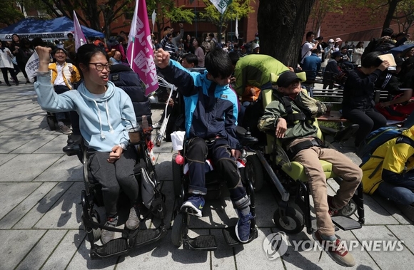 ▲ 장애인의 날인 지난 20일 서울 대학로에서 '장애인 차별철폐 투쟁 결의대회'가 진행됐다.ⓒ연합뉴스