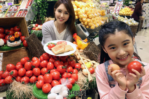 ▲ 신세계백화점 강남점 식품관에서 모델들이 에그토마토를 선보이고 있다. ⓒ신세계백화점