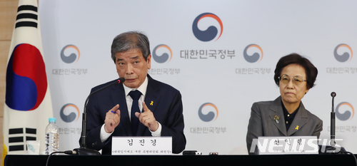▲ 지난 16일 서울 세종로 정부서울청사에서 신인령 국가교육회의 의장(오른쪽)이 참석한 가운데 김진경 대입제도 개편 특별위원회 위원장이 2022학년도 대입 개편 공론화 추진 방안을 발표하고 있다. ⓒ