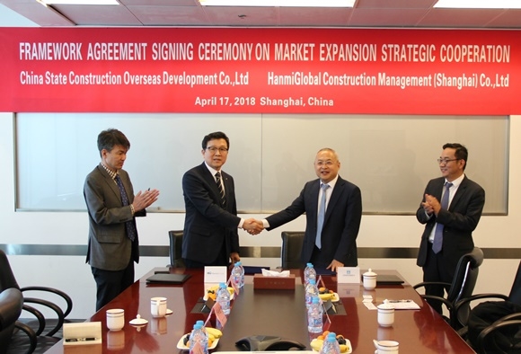 ▲ (좌측 두 번째부터) 한성만 한미글로벌 부사장(좌)과 오건국 중건해외 총경리가 MOU 체결 후 기념촬영을 하고 있다. ⓒ한미글로벌