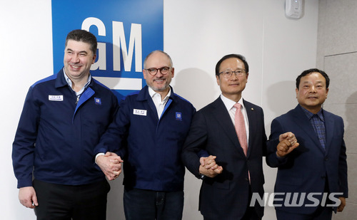 ▲ 한국지엠 노사가 '2018년도 임금 및 단체협상(임단협)'에 잠정 합의한 23일 오후 인천 부평구 한국지엠 부평공장에서 문승(오른쪽부터) 자동차부품업체 다승 대표, 홍영표더불어민주당 한국지엠 대책특별위원회 위원장, 베리 앵글 지엠총괄 부사장 겸 해외사업부문 사장, 카허 카젬 한국지엠 사장이 결과 발표 및 소회를 말한 뒤 손을 잡고 있다. ⓒ 뉴시스