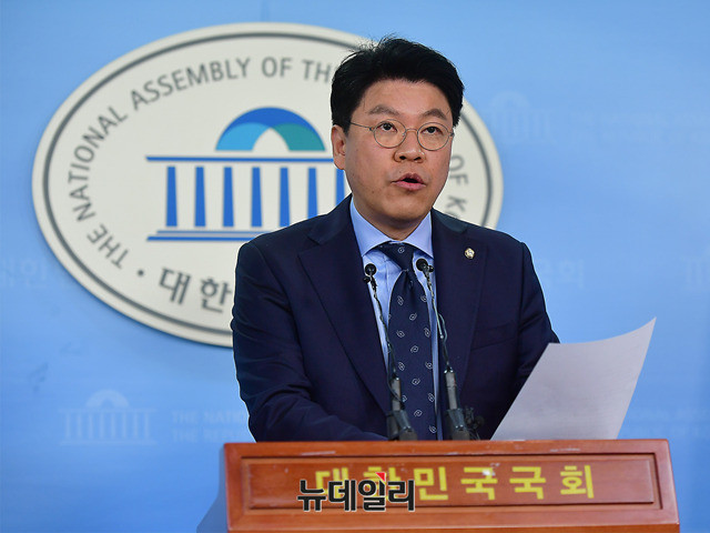 ▲ 국회 정론관에서 기자회견을 하고 있는 장제원 자유한국당 수석대변인 ⓒ뉴데일리 정상윤 기자