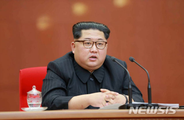 ▲ 지난 21일 北선전매체들이 보도한 김정은의 노동당 중앙위 전원회의 주재 모습. ⓒ뉴시스. 무단전재 및 재배포 금지.