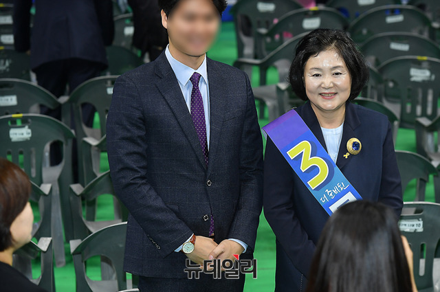 ▲ 김정숙 여사가 지난해 3월 31일 부산실내체육관에서 열린 더불어민주당 대통령후보자 영남권역 선출대회에서 관계자와 기념촬영을 하고 있다. ⓒ뉴데일리 정상윤