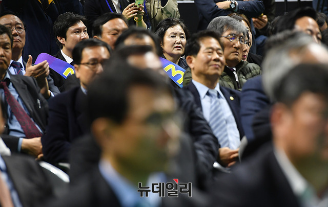 ▲ 김정숙 여사가 지난해 3월 31일 부산실내체육관에서 열린 더불어민주당 대통령후보자 영남권역 선출대회에서 결과를 지켜보고 있다. 이날 문재인 당시 예비후보는 64.7%를 득표해 경선승리를 확정 지었다. ⓒ뉴데일리 정상윤