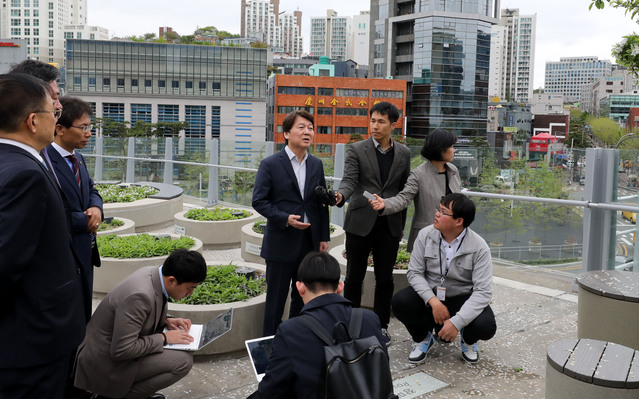 ▲ 바른미래당 안철수 서울시장 후보가 24일 오전 서울 중구 서울로7017을 방문해 시설물을 둘러본 후 취재진과 인터뷰를 하고 있다.ⓒ뉴시스