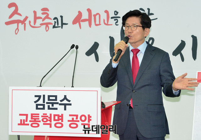 ▲ 서울시 교통 개선에 관한 공약을 발표하고 있는 김문수 자유한국당 서울시장 예비후보 ⓒ뉴데일리 공준표 기자