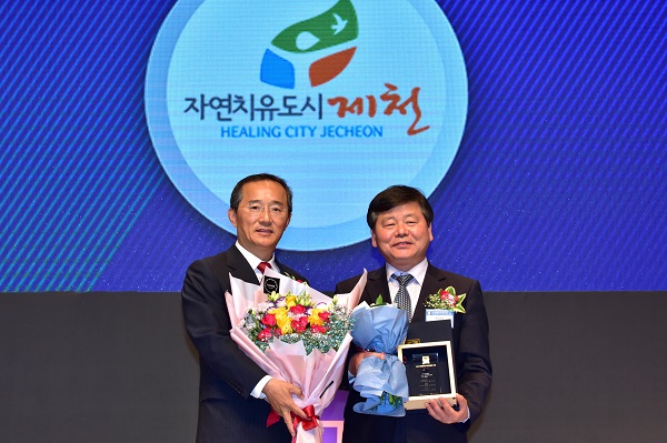 ▲ 제천시가 24일 ‘2018 대한민국 대표브랜드 시상식’에서 지자체 도시브랜드 부문 대상을 받았다.ⓒ제천시