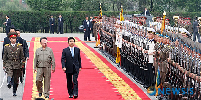 ▲ 2007년 10월 2일 평양을 방문한 故노무현 前대통령이 북한군 사열을 받는 장면. 이때와 2000년 정상회담 때 우리 대통령이 북한군 사열을 받았으니 이번에는 답례 차원에서 김정은에게 국군 의장대 사열을 해야 한다는 주장이 나오고 있다. ⓒ뉴시스. 무단전재 및 재배포 금지.