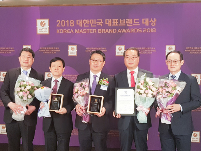 ▲ 경북도는 지난 24일 신라호텔 다이너스티홀에서 열린 ‘2018 대한민국 대표브랜드 대상’에서 대상을 수상했다.ⓒ경북도