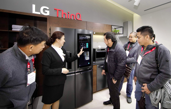 ▲ 아시아 지역 거래선 대표들이 인공지능 브랜드 'LG 씽큐' 전시존에서 인공지능 제품들을 체험하고 있는 모습. ⓒLG전자