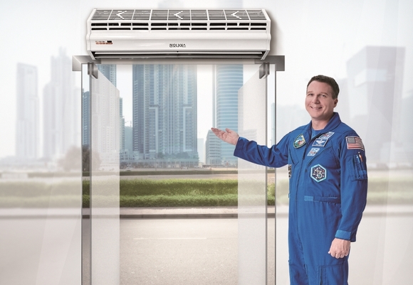 ▲ 청호나이스 신제품 에어커튼과 모델 테리버츠 ⓒ 청호나이스