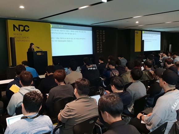 24일 경기도 판교 넥슨 사옥에서 열린 'NDC 2018'에 참석한 관람객들이 현직 개발자들의 강연을 듣고 있는 모습. ⓒ연찬모 기자