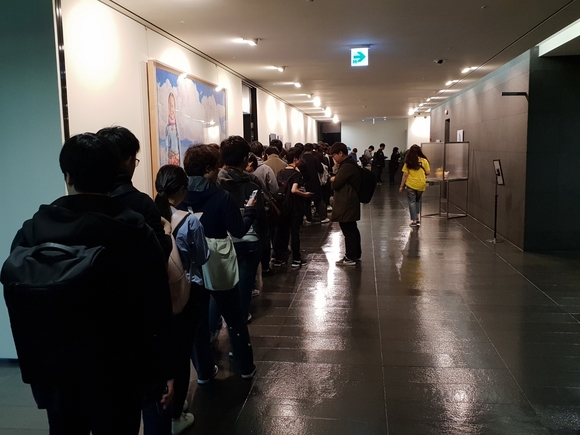 ▲ 넥슨 사옥 2층에서 진행된 'NDC 아트북' 배포 행사에서 관람객들이 줄지어 대기하고 있는 모습. ⓒ연찬모 기자