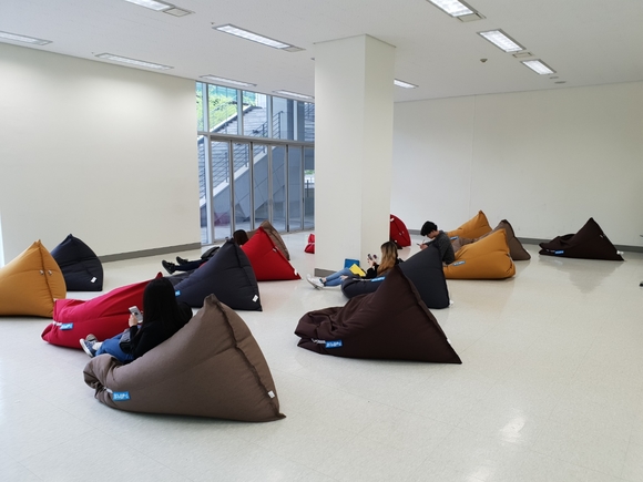'NDC 2018' 행사장 내 위치한 휴게공간에서 관람객들이 휴식을 취하고 있는 모습. ⓒ연찬모 기자