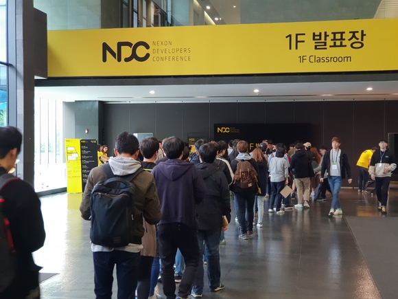 'NDC 2018' 행사에 참가한 관람객들이 현직 개발자들의 강연 입장을 위해 대기하고 있는 모습. ⓒ연찬모 기자