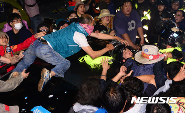 ▲ 북한 김정은 정권이 다시 '사드' 배치 철회를 대상으로 한 대남선전선동을 시작했다. 사진은 2017년 9월 '사드 배치 반대' 시위대가 경찰 헬멧을 잡아 당기는 모습. ⓒ뉴시스. 무단전재 및 재배포 금지.