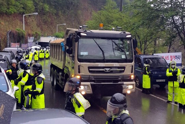 ▲ 지난 23일 경찰의 호위 속에 경북 성주 기지로 반입되는 사드 관련 자재 차량. ⓒ뉴시스. 무단전재 및 재배포 금지.