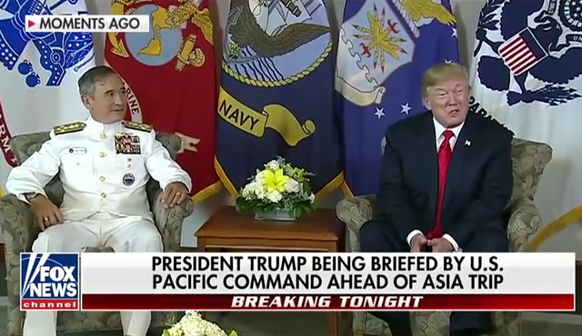 ▲ 2017년 11월 동아시아 순방 당시 태평양 사령부를 찾은 도널드 트럼프 美대통령과 해리 해리스 태평양 사령관. ⓒ美폭스뉴스 관련보도 화면캡쳐.