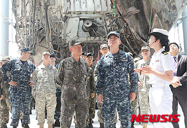 ▲ 2015년 6월 방한해 천안함 추모관을 찾은 해리 해리스 美태평양 사령관. ⓒ뉴시스. 무단전재 및 재배포 금지.