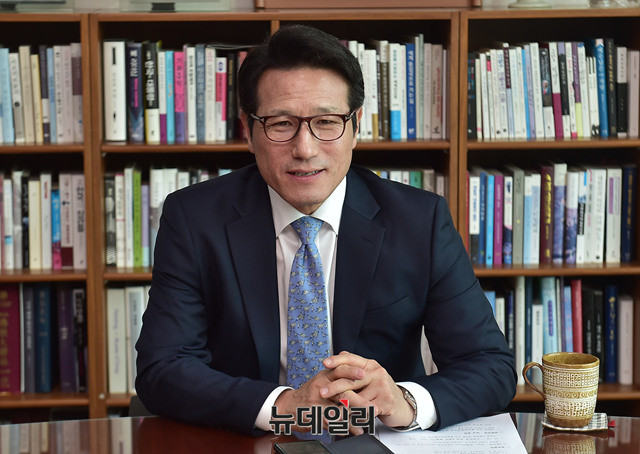 ▲ 1998년 자민련 박준규 국회의장 사례처럼 20대 국회 하반기 원구성이 실제 국회 본회의장에서의 표 대결로 흘러갈 경우, 바른미래당 정병국 의원이 국회의장이 될 가능성도 점쳐지고 있다. ⓒ뉴데일리 이종현 기자