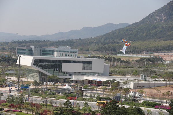 ▲ 25일 공식 개관한 충남도서관 전경.ⓒ충남도