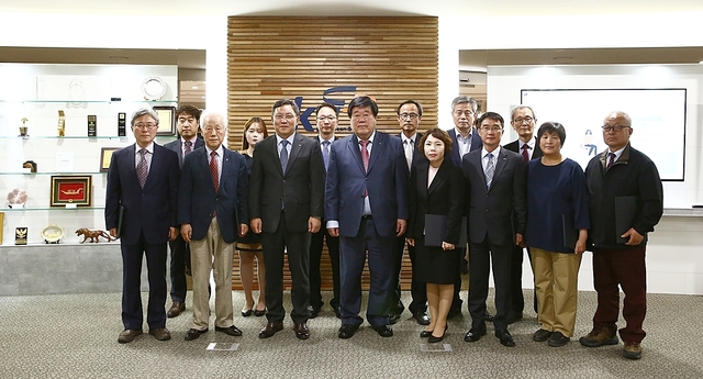 한국농어촌공사가 25일 KRC 혁신위원회를 발족했다.(사진 앞줄 왼쪽에서 네번째 최규성 사장)ⓒ한국농어촌공사
