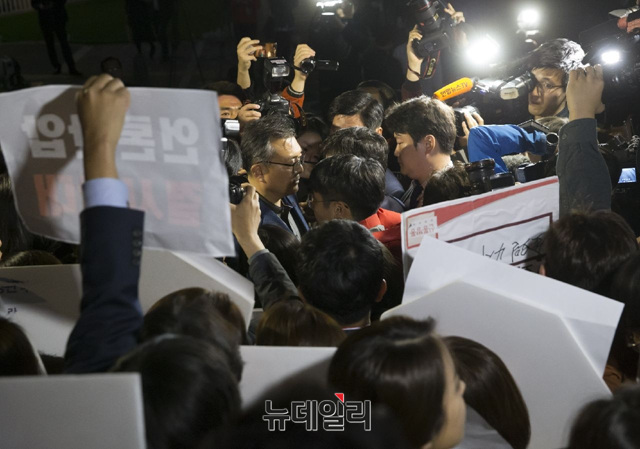 ▲ 경기 파주경찰서 소속 경찰들이 25일 오후 8시경 서울 중구 태평로 소재 TV조선 본사를 압수수색하기 위해 진입을 시도하다 TV조선 기자들과 격렬한 대치를 벌이고 있다. ⓒ TV조선 제공