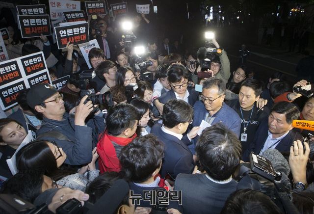 ▲ 경기 파주경찰서 소속 경찰들이 25일 오후 8시경 서울 중구 태평로 소재 TV조선 본사를 압수수색하기 위해 진입을 시도하다 TV조선 기자들과 격렬한 대치를 벌이고 있다. ⓒ TV조선 제공