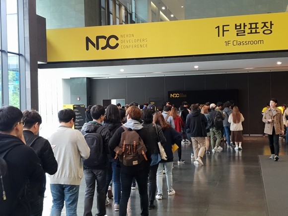 ▲ 'NDC 2018' 행사에 참가한 관람객들이 현직 개발자들의 강연 입장을 위해 대기하고 있는 모습. ⓒ연찬모 기자