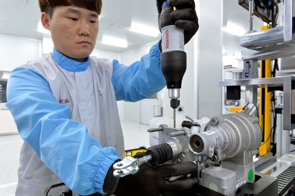 ▲ 현대모비스 직원이 전동식 통합회생제동시스템’(iMEB)을 만들고 있다.ⓒ현대모비스