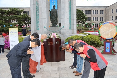 ▲ 24일 서울 중구 동국대학교에서 대학 관계자, 청소노동자 등이 인사를 나누고 있다. ⓒ동국대