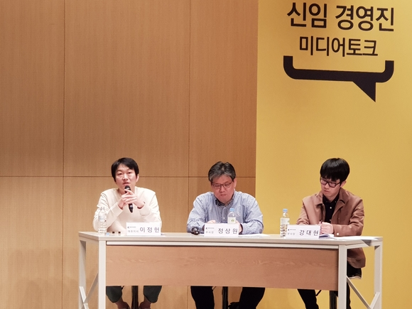 ▲ 25일 경기도 성남시 넥슨사옥에서 열린 '신임경영진 미디어토크' 행사에서 이정헌 넥슨코리아 대표(왼쪽 첫번째)가 사업전략 및 방향에 대해 설명하고 있는 모습. ⓒ연찬모 기자