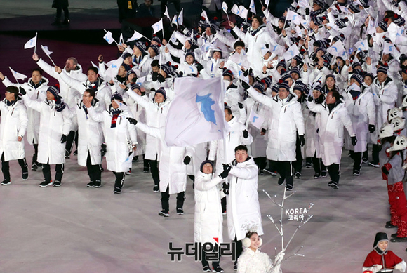 평창올림픽에서 한반도기 들고 공동 입장하는 남북 대표팀. ⓒ2018평창사진공동취재단